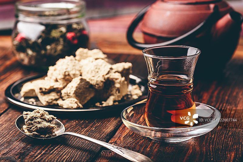 阿穆杜玻璃杯中的红茶和勺子里的哈尔瓦甜点图片素材