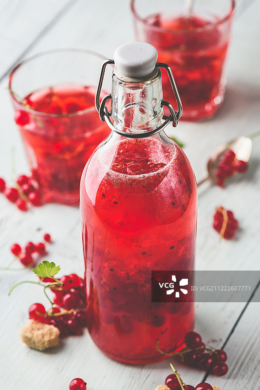 红醋栗浸泡水瓶图片素材