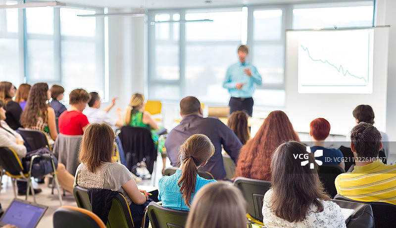 在商务会议上发表演讲的演讲者图片素材