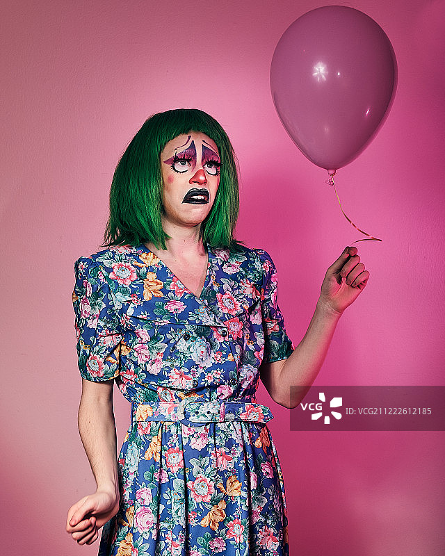 穿着碎花裙的小丑图片素材