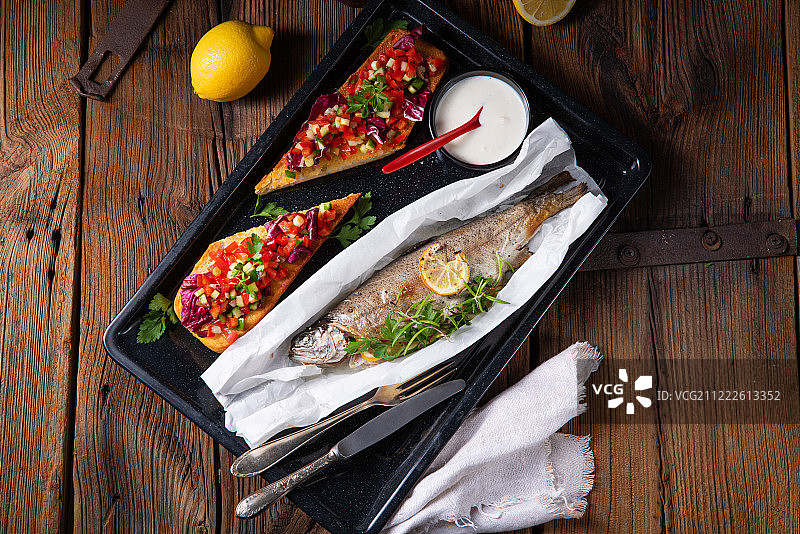 香草柠檬烤箱鳟鱼图片素材