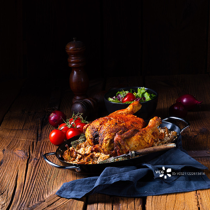 烤辣味鸡肉配大麦和蘑菇图片素材