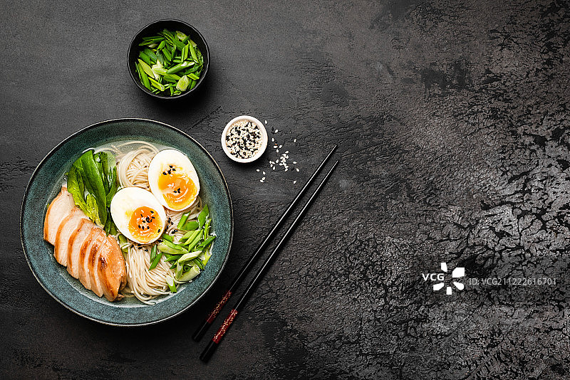 鸡肉鸡蛋拉面图片素材