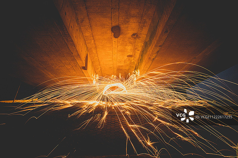 钢丝棉燃烧的旋转火花图片素材