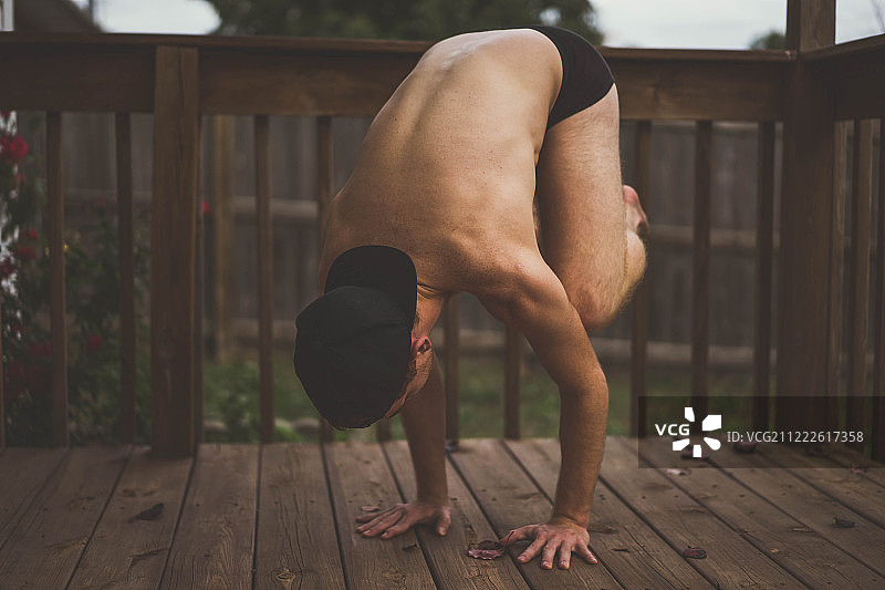 倒立的男人图片素材