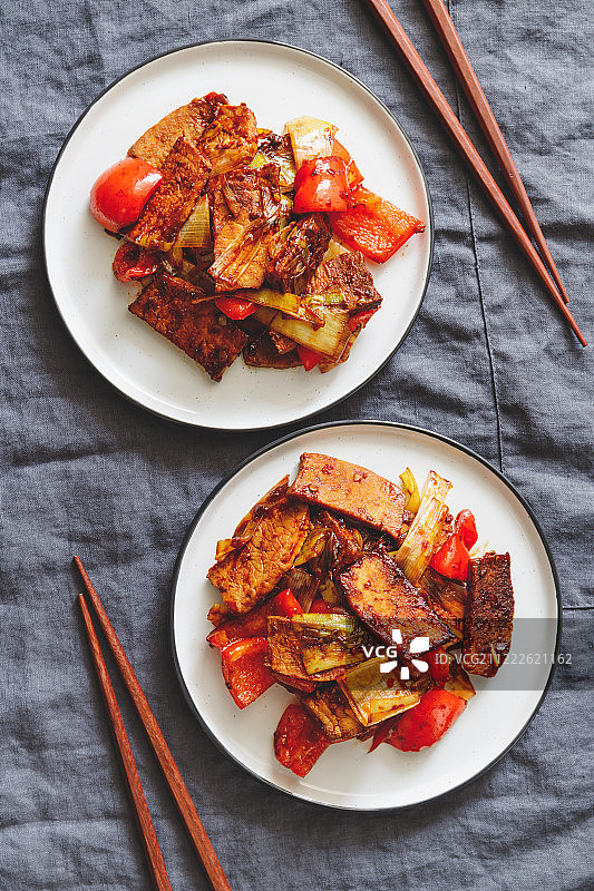 川味传统菜肴回锅肉，配有韭菜和甜椒两份图片素材
