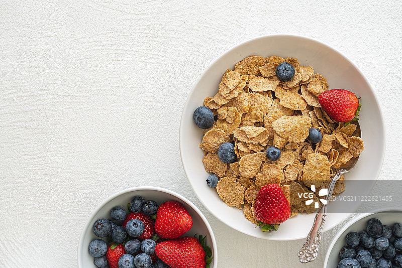 燕麦片、牛奶和新鲜浆果图片素材