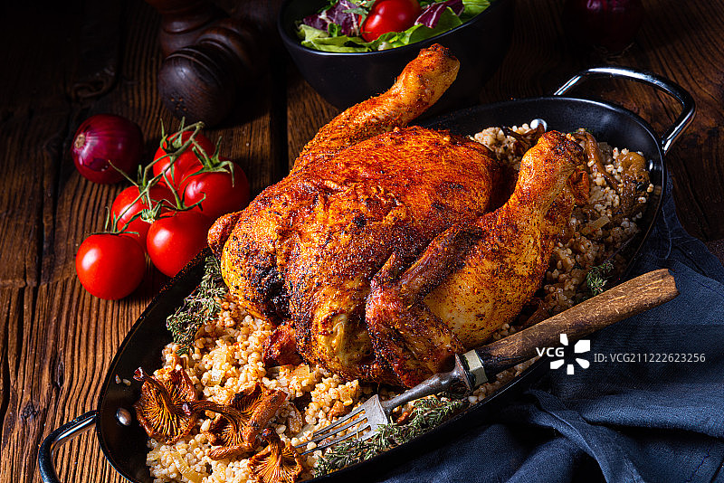 烤辣味鸡肉配大麦和蘑菇图片素材