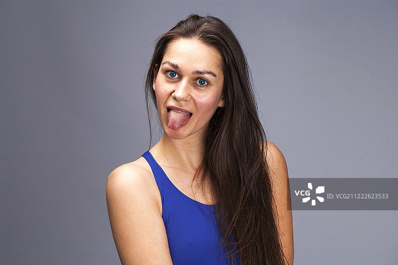 女性面部嘴巴和舌头特写图片素材