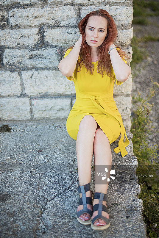 身穿黄色连衣裙的爱沙尼亚红发女孩模特图片素材