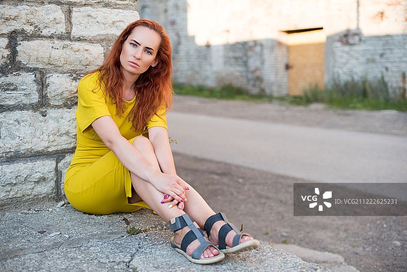 身穿黄色连衣裙的爱沙尼亚红发女孩模特图片素材