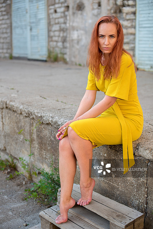 身穿黄色连衣裙的爱沙尼亚红发女孩模特图片素材