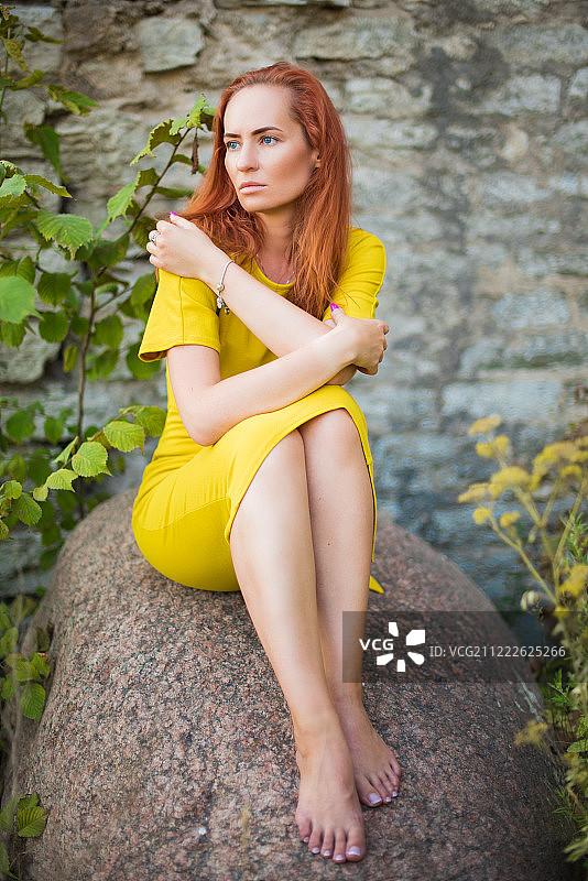 身穿黄色连衣裙的爱沙尼亚红发女孩模特图片素材