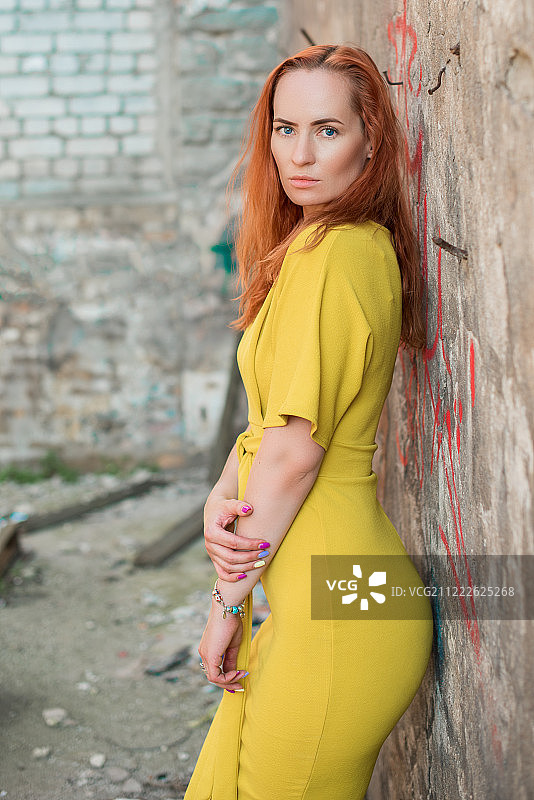 身穿黄色连衣裙的爱沙尼亚红发女孩模特图片素材