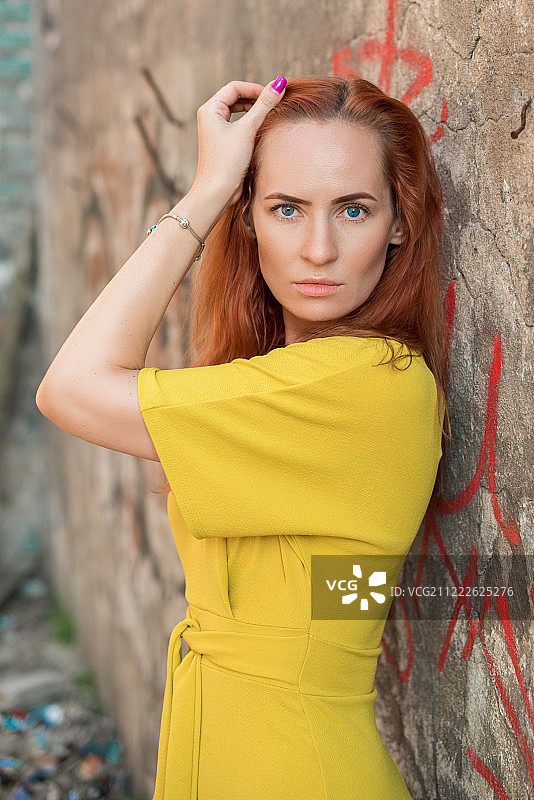身穿黄色连衣裙的爱沙尼亚红发女孩模特图片素材