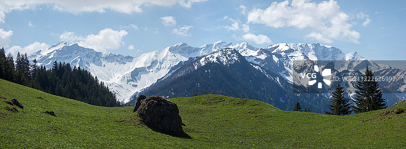 春天与冬天。图片素材