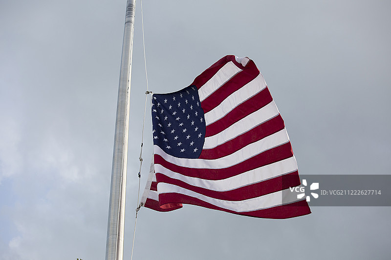 为哀悼和节日降半旗的美国国旗图片素材