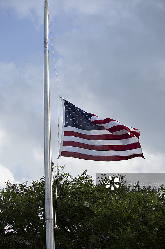 为哀悼和节日降半旗的美国国旗图片素材