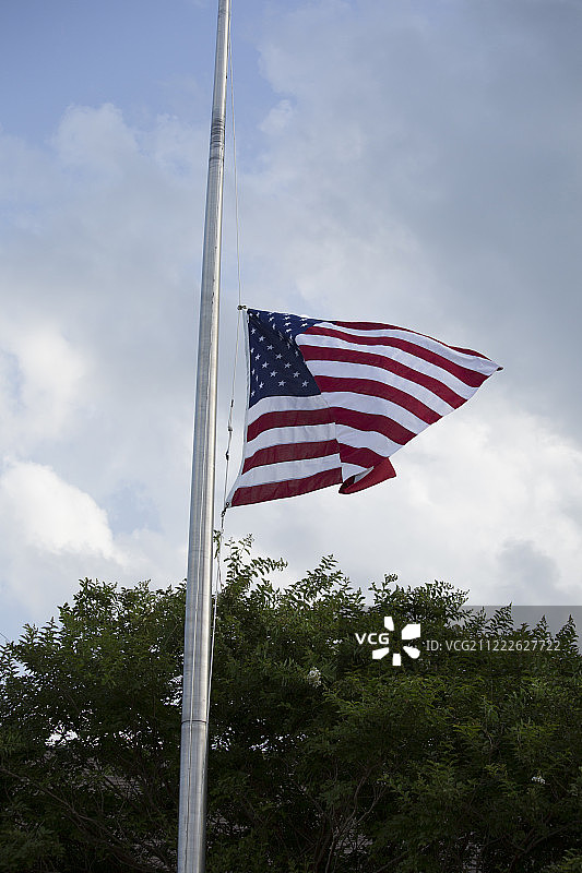 为哀悼和节日降半旗的美国国旗图片素材