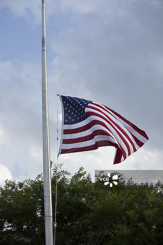为哀悼和节日降半旗的美国国旗图片素材