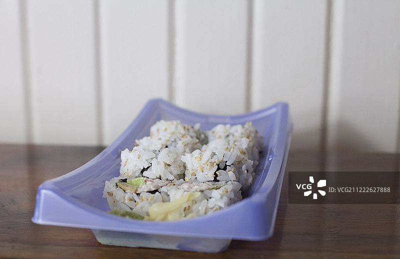 两卷加州寿司配芥末和姜图片素材