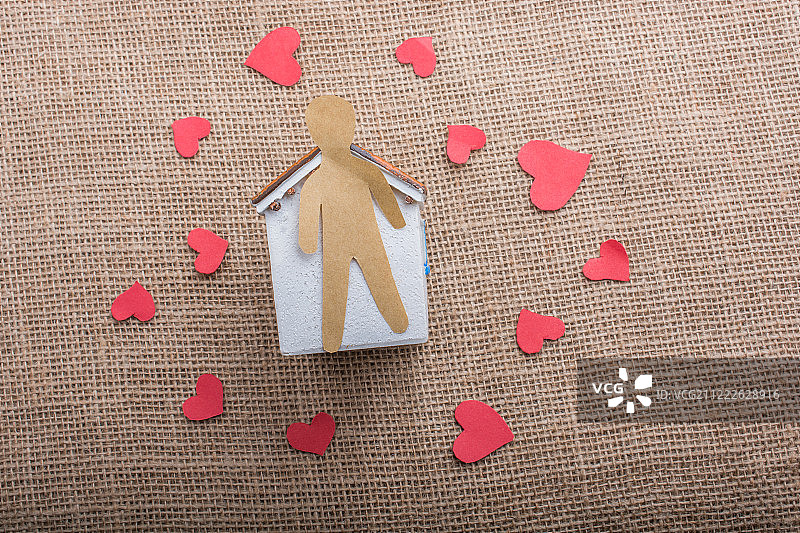 爱心概念与纸质人，心和房子图片素材