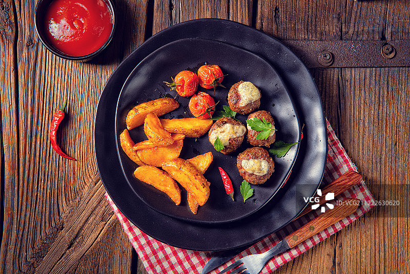 烤箱烤肉丸配土豆角图片素材