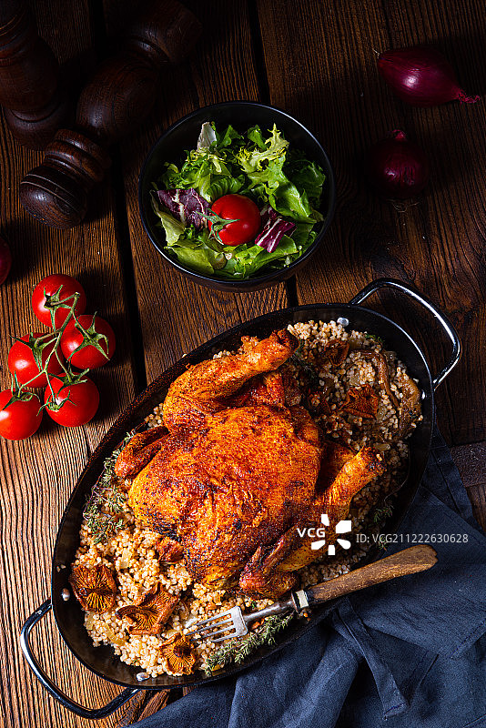 烤辣味鸡肉配大麦和蘑菇图片素材