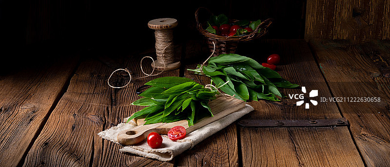 香辣腌制烤肋排配沙拉和蔬菜图片素材