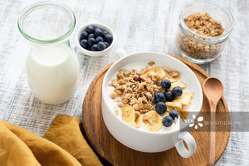 香蕉蓝莓格兰诺拉碗图片素材