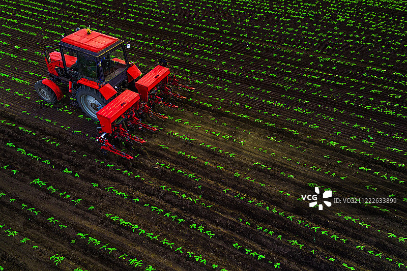 春季拖拉机耕地图片素材
