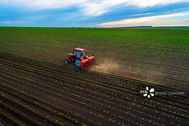 春季拖拉机耕地图片素材