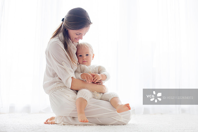 年轻母亲给幼儿哺乳图片素材
