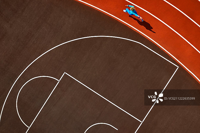 在开放式体育场跑步的运动金发女人图片素材