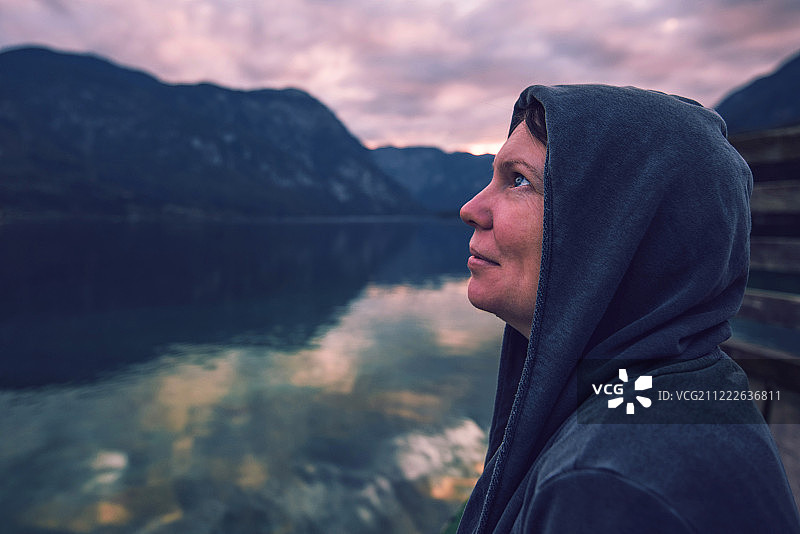 孤独的女人望着壮丽的天空图片素材