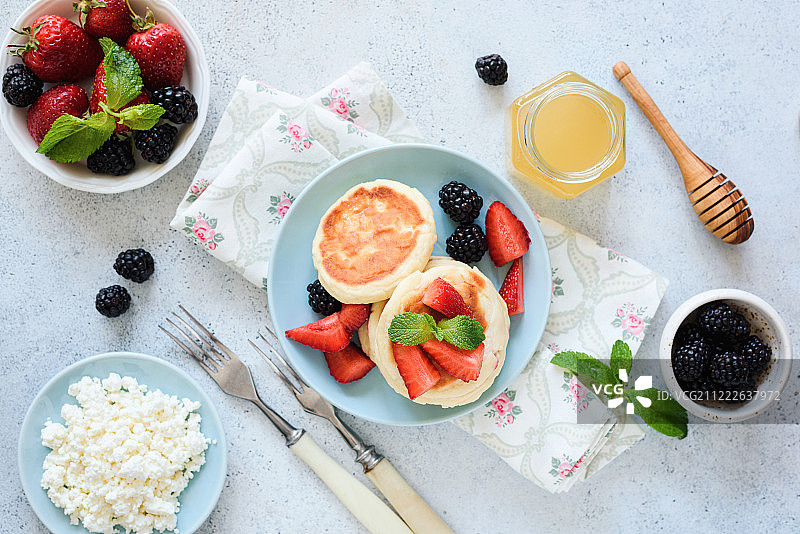 浆果奶酪煎饼俯视图图片素材