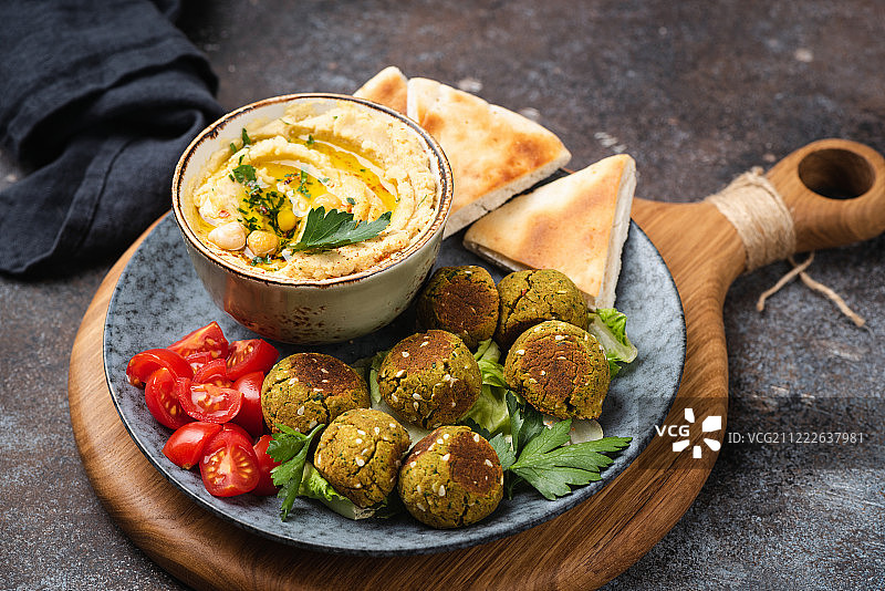 鹰嘴豆泥、沙拉三明治和烤皮塔饼图片素材