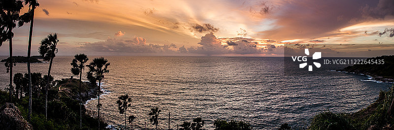 夕阳映照下的绚丽天空景色图片素材
