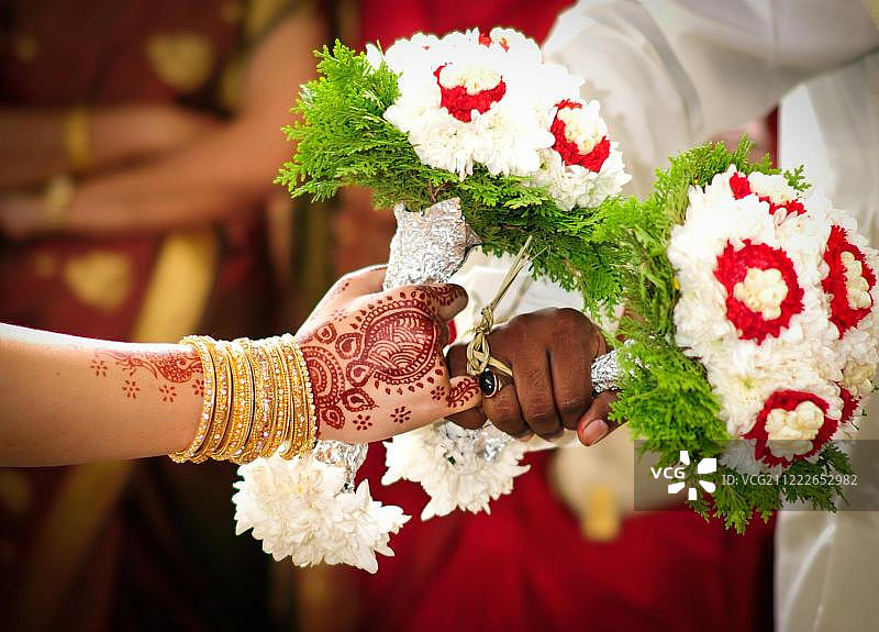 新郎和新娘手捧花束图片素材