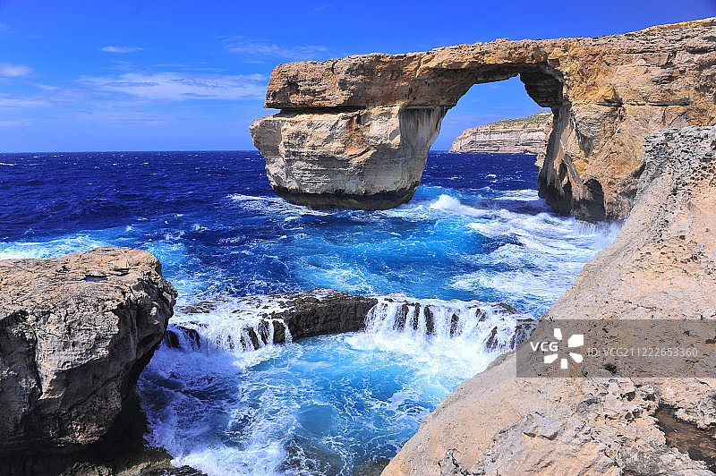 海中的天然拱门图片素材
