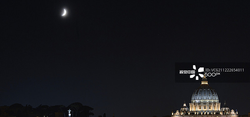圣彼得大教堂的穹顶（与月亮）图片素材
