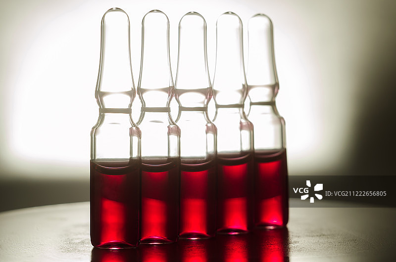 五支装有红色液体药剂的安瓿瓶特写图片素材