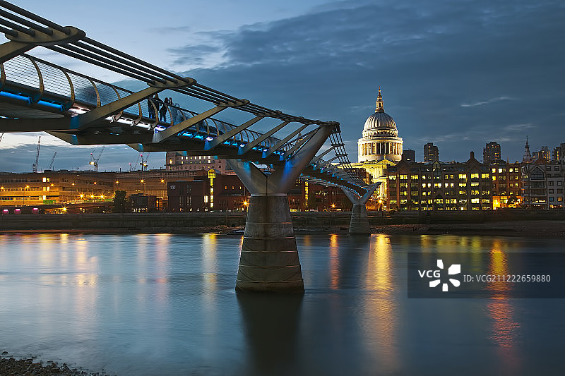 圣保罗大教堂和千禧桥图片素材