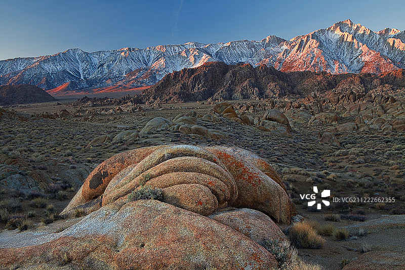 加利福尼亚州阿拉巴马山惠特尼峰日出岩石图片素材