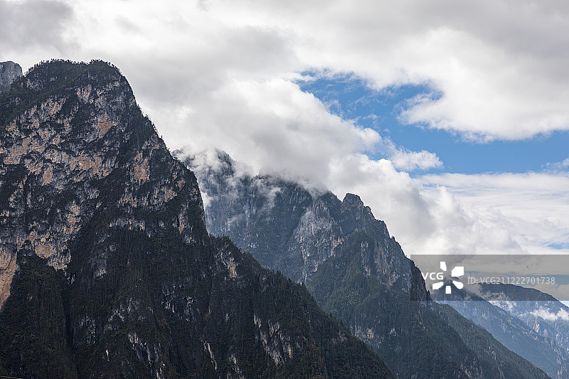 云南迪庆巴拉格宗大峡谷山脉与云图片素材