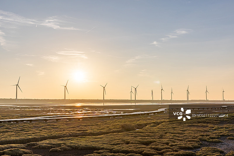 台湾高美湿地风力发电风车图片素材