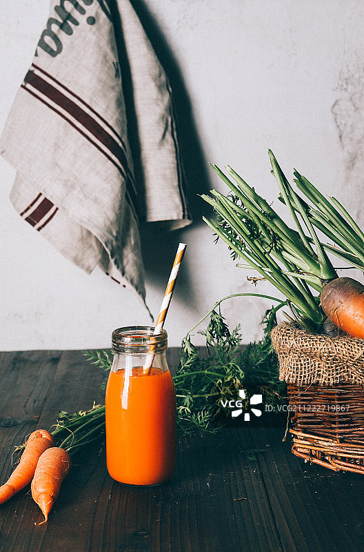 夏日桌子上的胡萝卜与胡萝卜汁图片素材