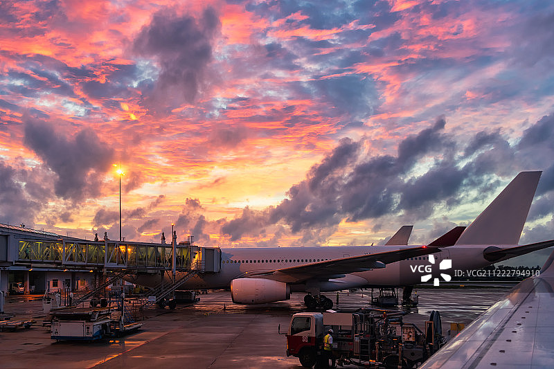 飞机舷窗视角科伦坡机场登机区日落火烧云户外风光图片素材
