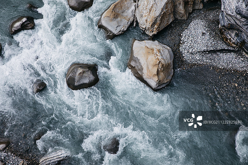 台湾太鲁阁巨石流水图片素材