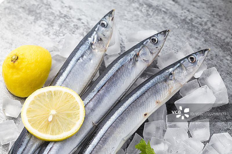 美味的海鲜秋刀鱼图片素材